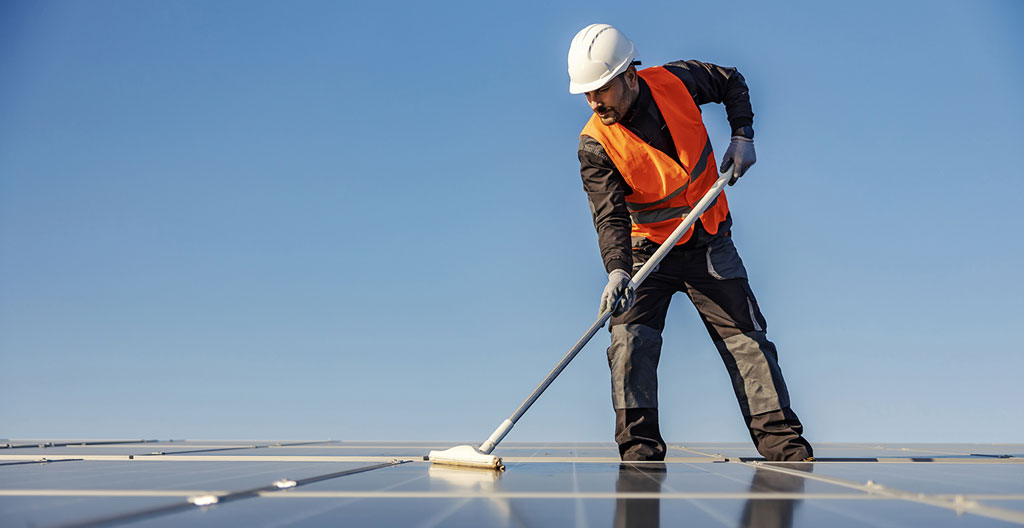 Mantenimiento y limpieza de paneles solares en pérgola fotovoltaica