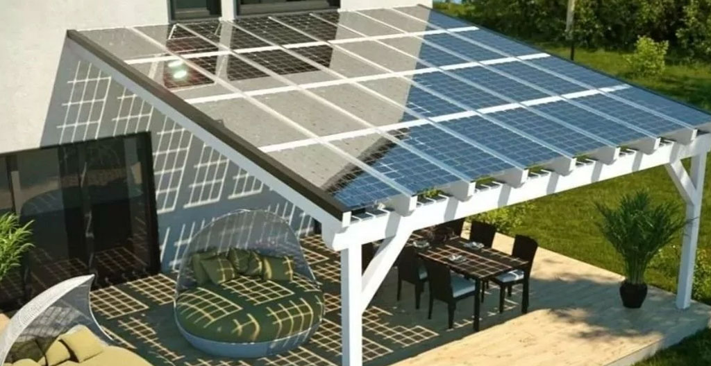 Pérgola solar instalada en jardín con paneles fotovoltaicos integrados